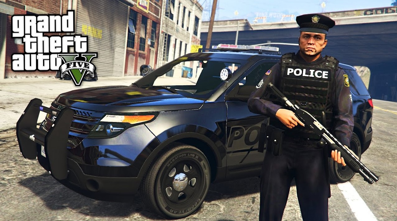 Police officer standing infront of car in roleplaying in FiveM servers